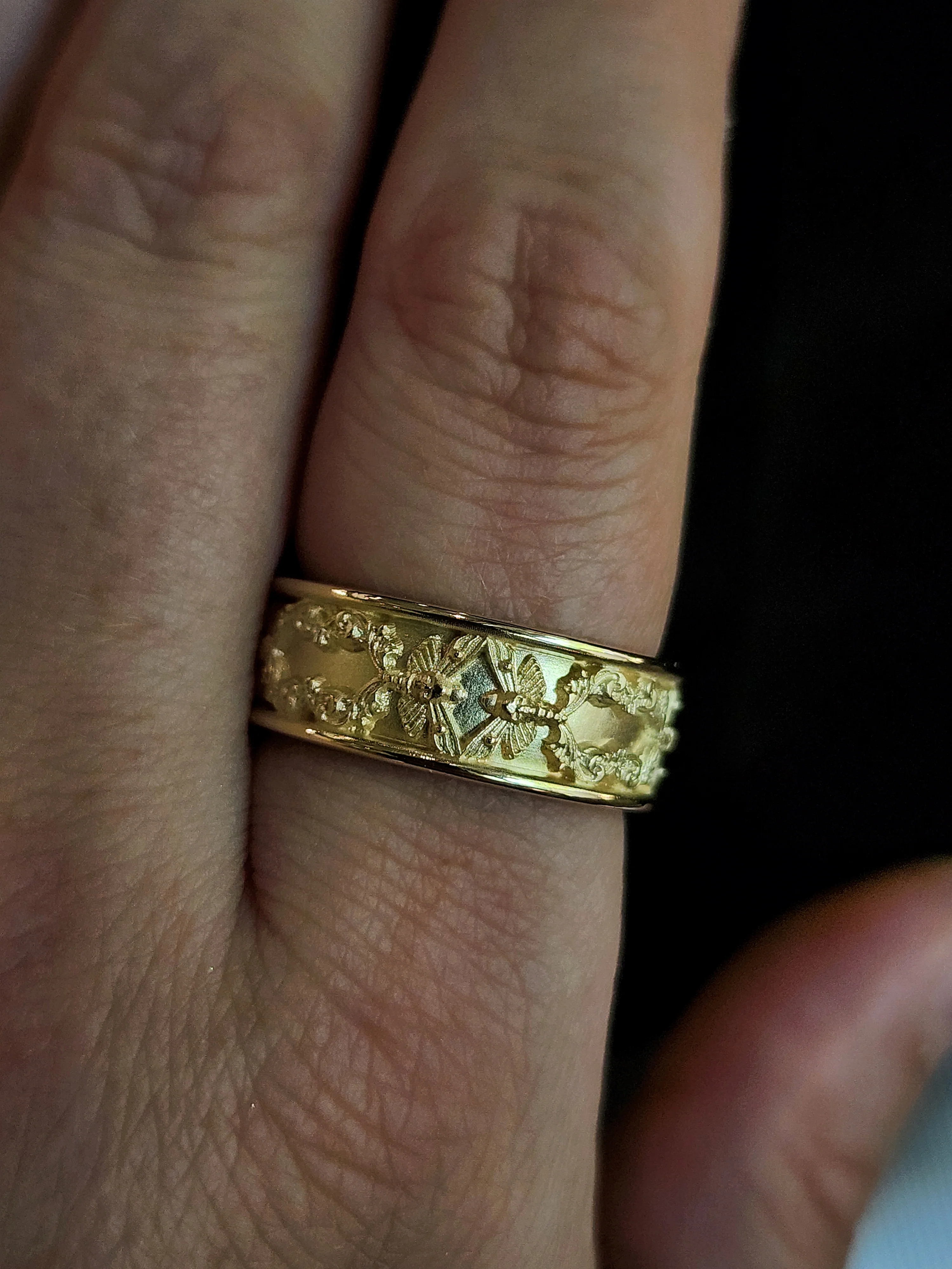 Mens Hawk Moth Wedding Band - 14k Gold - Image 11