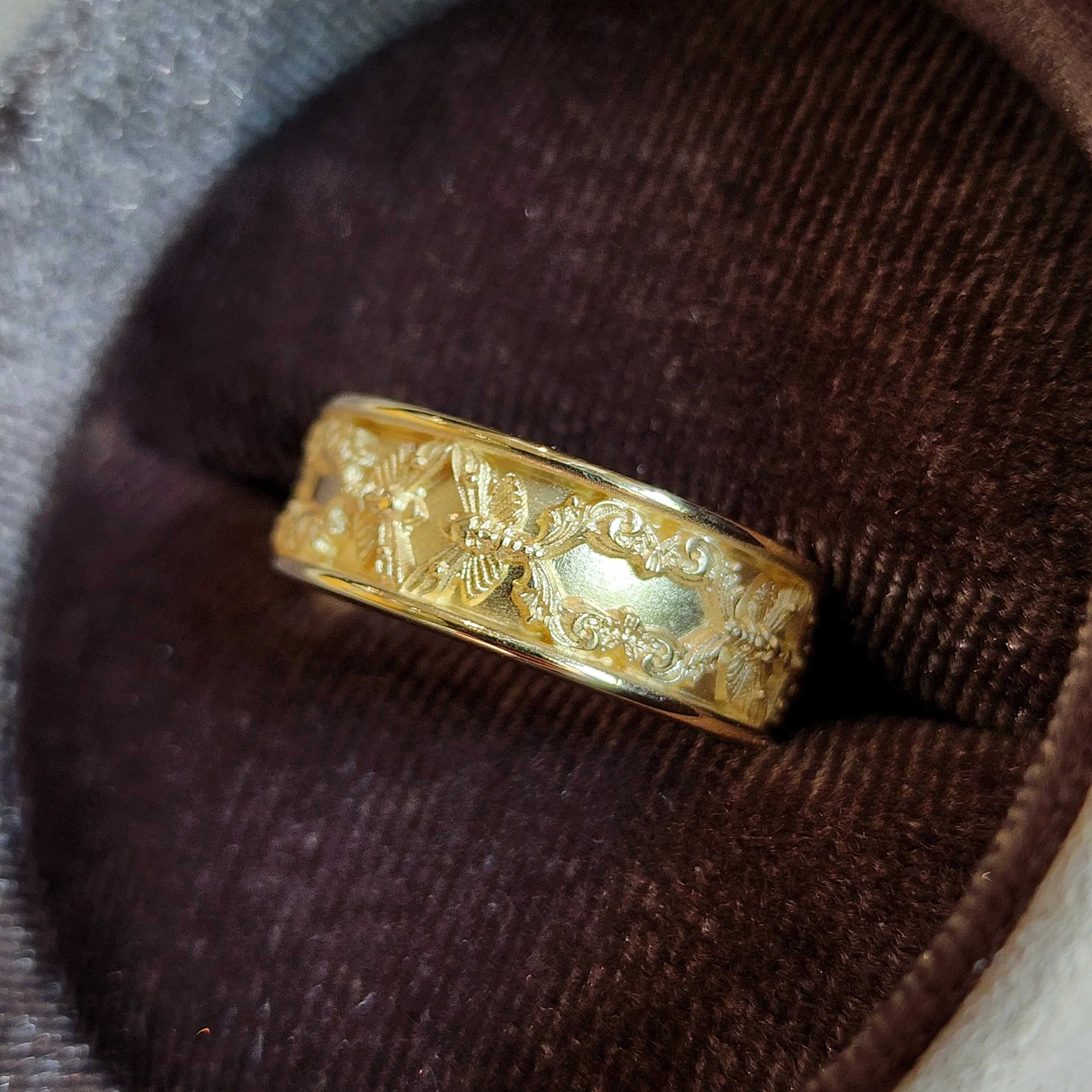 Mens Hawk Moth Wedding Band - 14k Gold - Image 3