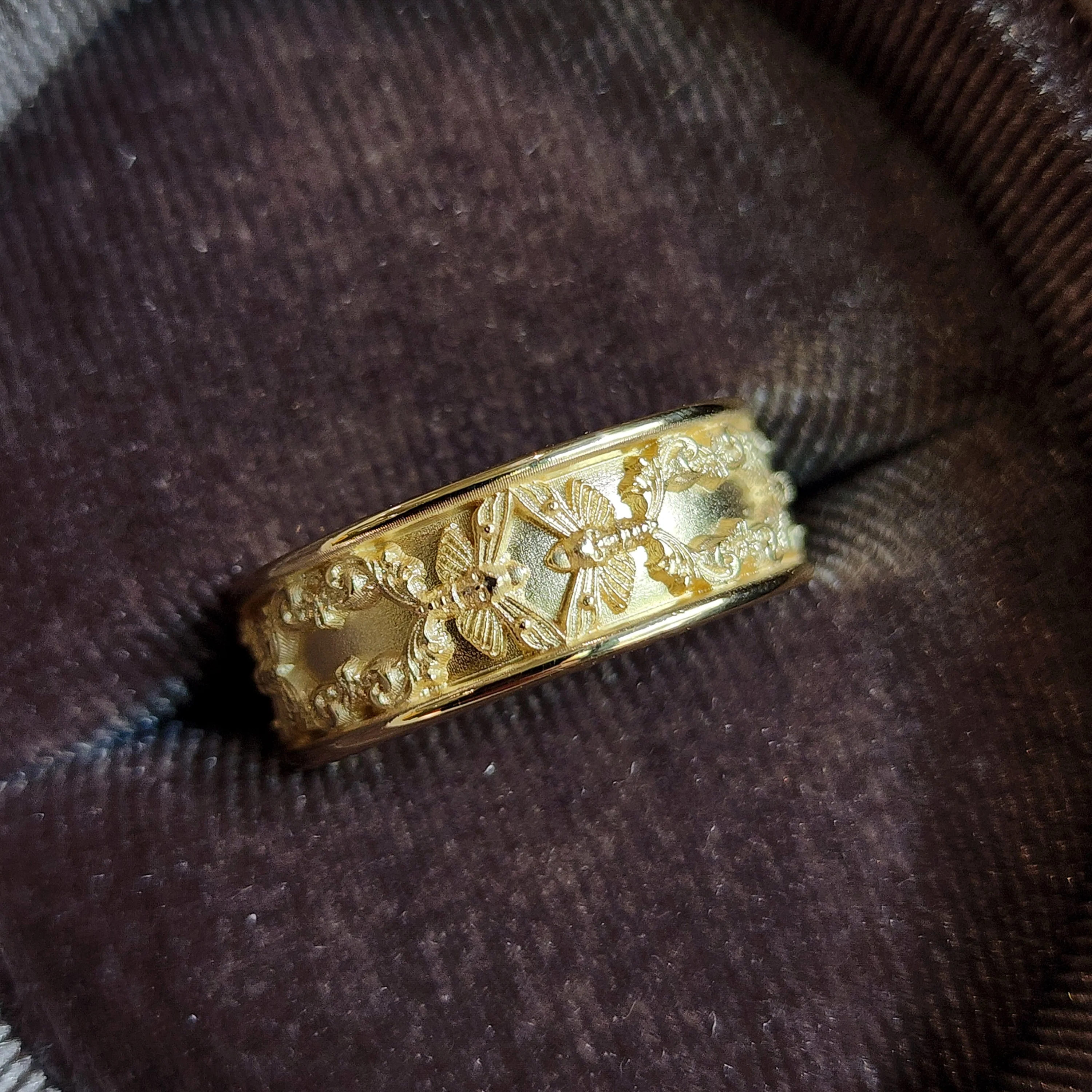 Mens Hawk Moth Wedding Band - 14k Gold - Image 4