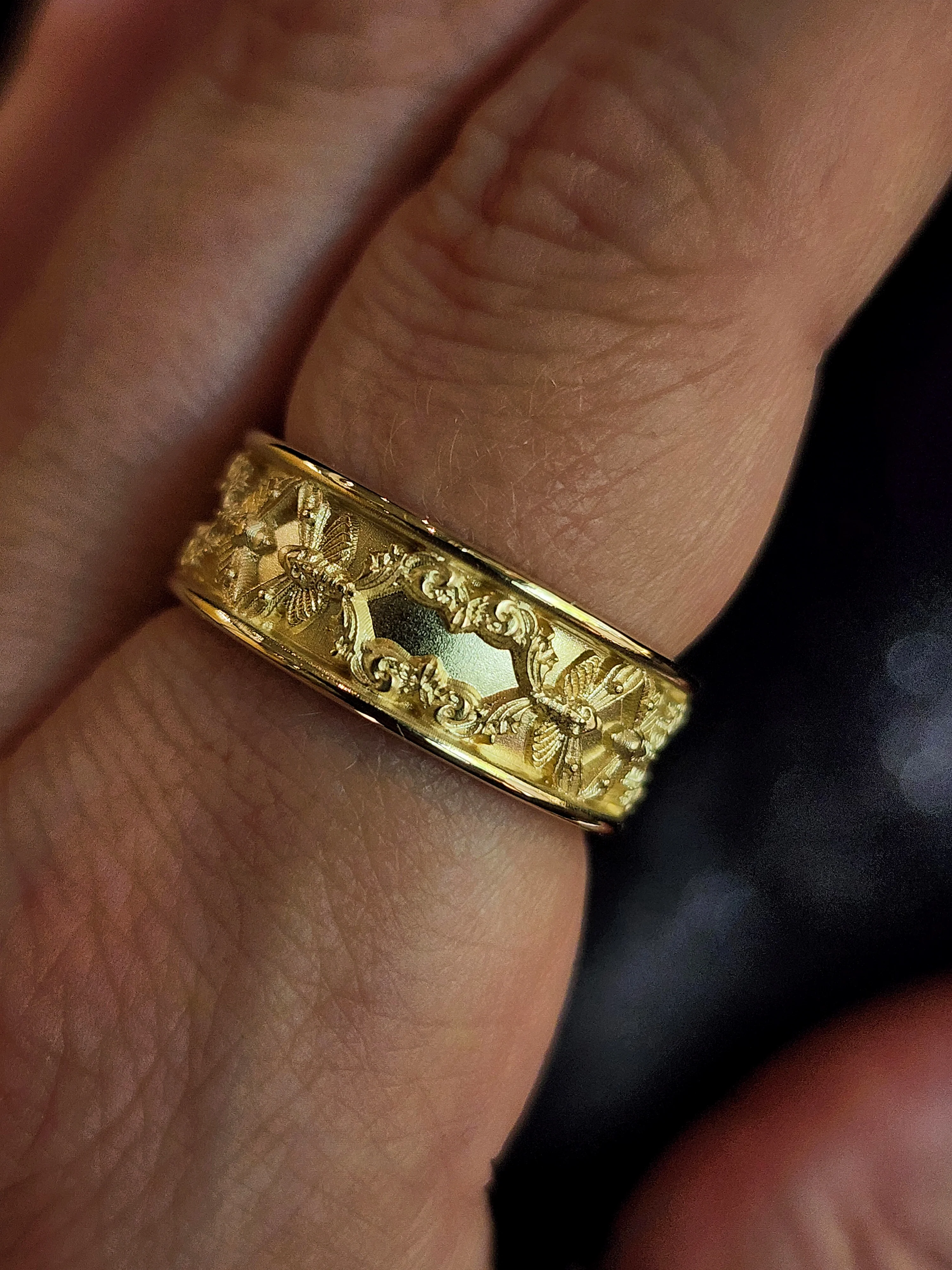Mens Hawk Moth Wedding Band - 14k Gold - Image 9